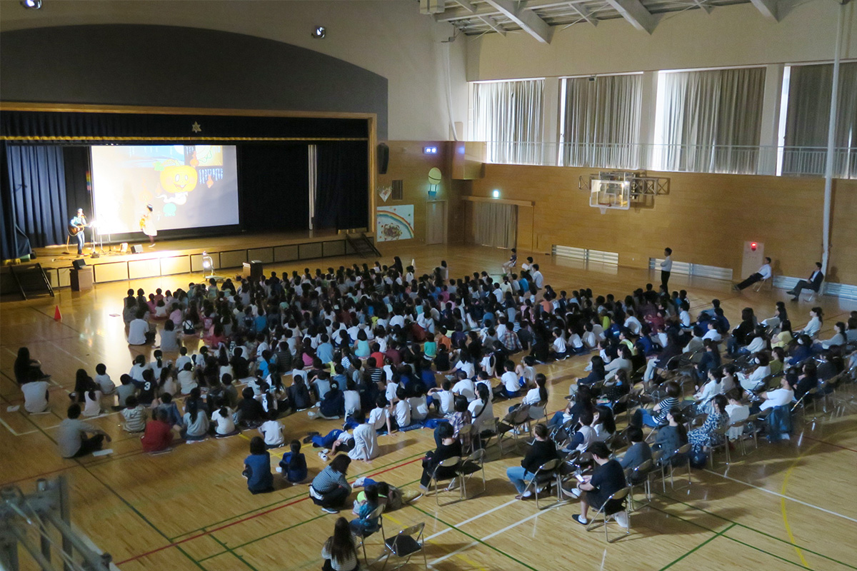 小学校の体育館でもたのしい人権講演会